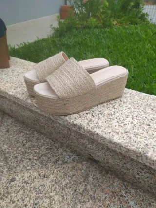 Chinelos de cunha senhora bege