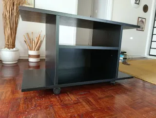 Móvel preto com rodas