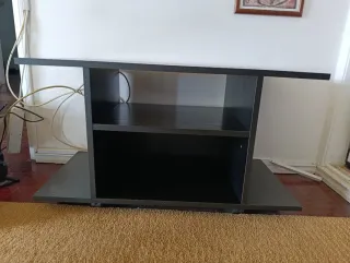 Móvel preto com rodas