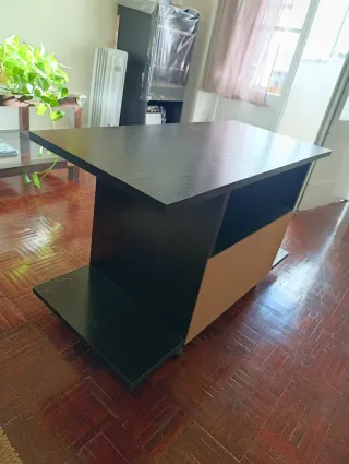 Móvel preto com rodas