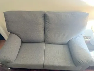 Sofá de 2 lugares em tecido cinzento