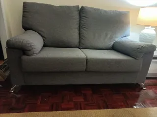 Sofá de 2 lugares em tecido cinzento