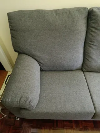 Sofá de 2 lugares em tecido cinzento