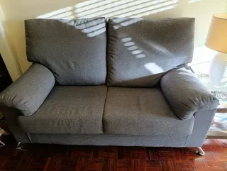 Sofá de 2 lugares em tecido cinzento