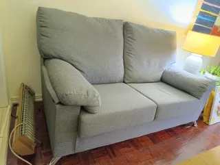 Sofá de 2 lugares em tecido cinzento