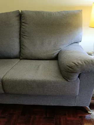 Sofá de 2 lugares em tecido cinzento