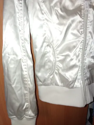 Chaqueta blanca satinada