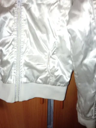 Chaqueta blanca satinada