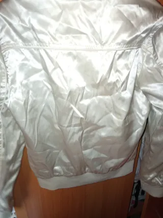 Chaqueta blanca satinada