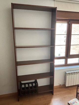 Estantería de madera oscura
