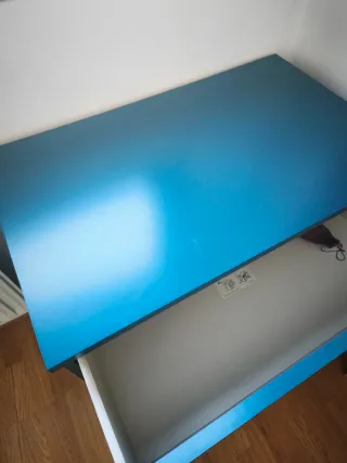 Cajonera Malm Ikea y mesita azul