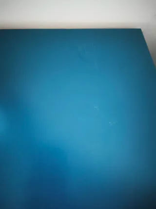 Cajonera Malm Ikea y mesita azul