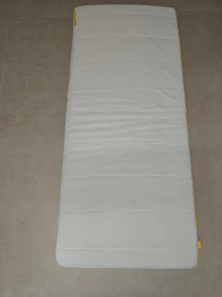 Cama infantil IKEA madera con barrera y colchón