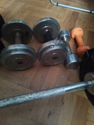Mancuernas y barra recta. Mini gimnasio.