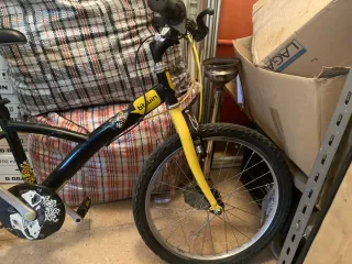 Bicicleta infantil Btwin negra y amarilla