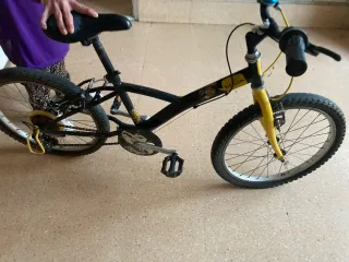Bicicleta infantil Btwin negra y amarilla