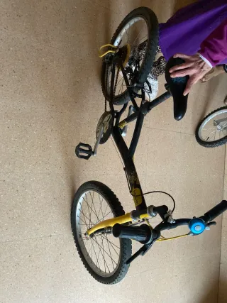 Bicicleta infantil Btwin negra y amarilla