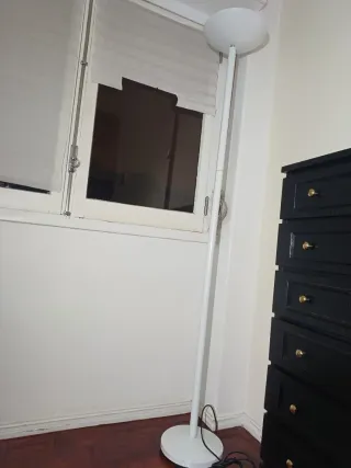 Candeeiro branco de pé