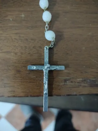 Rosario de cuentas blancas y cruz plateada
