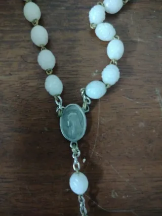 Rosario de cuentas blancas y cruz plateada