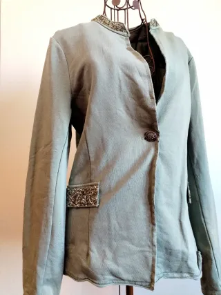 Giacca verde con dettagli gioiello