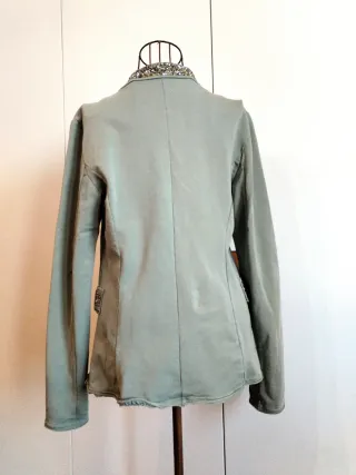 Giacca verde con dettagli gioiello