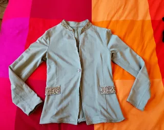 Giacca verde con dettagli gioiello