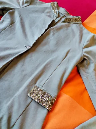 Giacca verde con dettagli gioiello