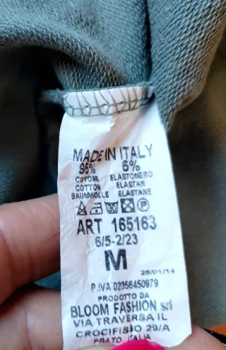 Giacca verde con dettagli gioiello