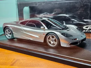 McLaren F1 1:18 GT Spirit CLDC Excl. + Vitrina