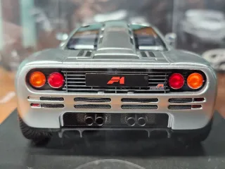 McLaren F1 1:18 GT Spirit CLDC Excl. + Vitrina