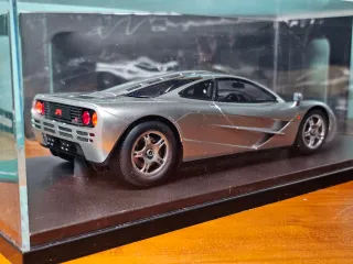 McLaren F1 1:18 GT Spirit CLDC Excl. + Vitrina