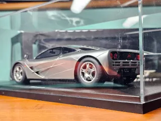 McLaren F1 1:18 GT Spirit CLDC Excl. + Vitrina