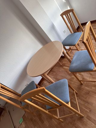 Mesa extensible y 4 sillas madera