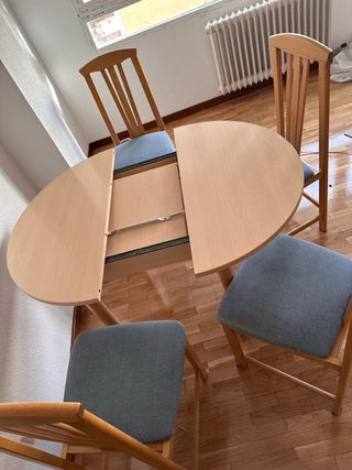 Mesa extensible y 4 sillas madera