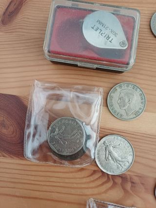 Lote de monedas variadas y lupa