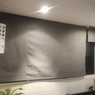 Estores enrollables de tela impermeable gris