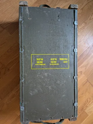 Caja de munición militar antigua