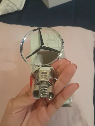 Emblema Mercedes-Benz A2108800186