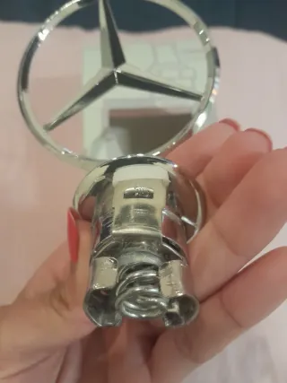 Emblema Mercedes-Benz A2108800186