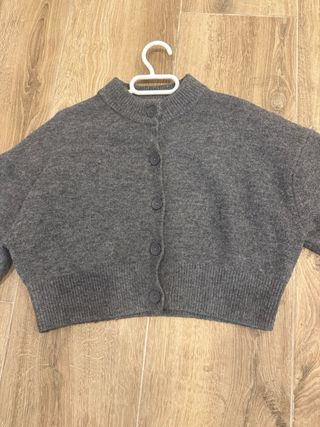 Chaqueta punto gris crop botones Zara