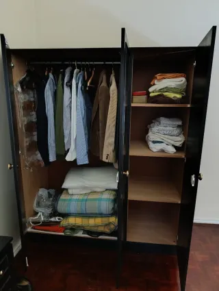 Armário de madeira preto com 3 portas