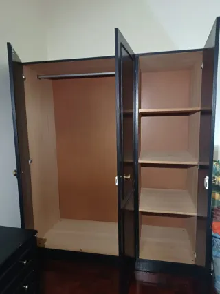 Armário de madeira preto com 3 portas