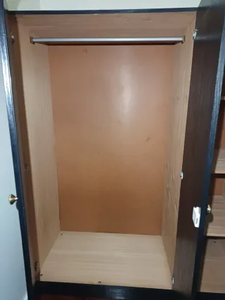 Armário de madeira preto com 3 portas