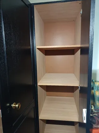 Armário de madeira preto com 3 portas