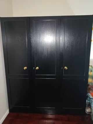 Armário de madeira preto com 3 portas