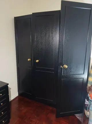 Armário de madeira preto com 3 portas