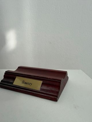 Nave Bounty in bottiglia di vetro con piedistallo