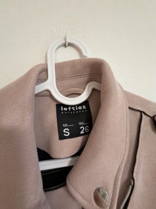 Chaqueta rosa estilo motero