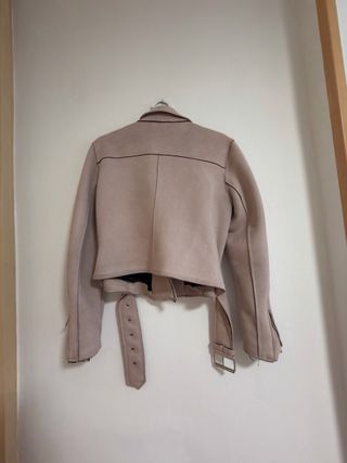 Chaqueta rosa estilo motero